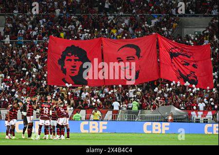 Rio de Janeiro, Brésil. 01 mai 2024. Les fans de Flamengo arborent un drapeau à l'image des anciens joueurs Zico, Adriano et Gabriel Barbosa avant le match entre Flamengo et Amazonas, pour la première étape de la troisième phase de la Coupe du Brésil 2024, au stade Maracana, à Rio de Janeiro, le 1er mai. Photo : Marcello Dias/DiaEsportivo/Alamy Live News crédit : DiaEsportivo/Alamy Live News Banque D'Images
