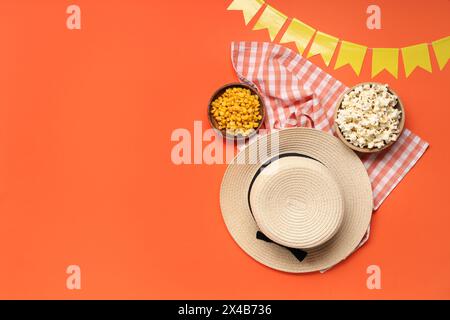 Chapeau de paille élégant, pop-corn, maïs et drapeaux pour la célébration de Festa Junina sur fond de couleur Banque D'Images