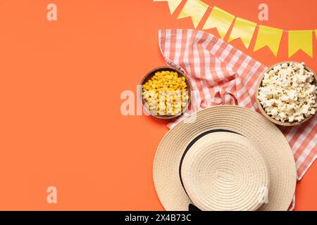 Chapeau de paille élégant, pop-corn, maïs et drapeaux pour la célébration de Festa Junina sur fond de couleur Banque D'Images