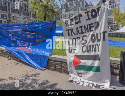 NEW YORK, NEW York – 28 avril 2024 : des banderoles sont accrochées à un campement de protestation pro-palestinien au City College de la City University de New York. Banque D'Images