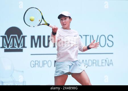 Madrid, Espagne. 1er mai 2024. Zheng Saisai retourne le ballon lors du match de double quart de finale féminin entre Wang Xinyu/Zheng Saisai de Chine et Sara Sorribes Tormo/Cristina Bucsa d'Espagne lors du tournoi de tennis de Madrid Open à Madrid, Espagne, le 1er mai 2024. Crédit : Gustavo Valiente/Xinhua/Alamy Live News Banque D'Images