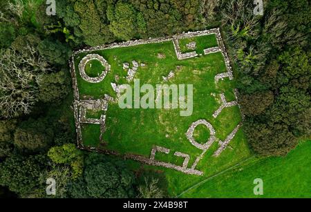 Enclos romains de l'âge du fer DIN Lligwy. Maisons rondes et fondations d'atelier en métal. Près de Moelfre, Anglesey, nord du pays de Galles, Royaume-Uni. N.W. en haut Banque D'Images