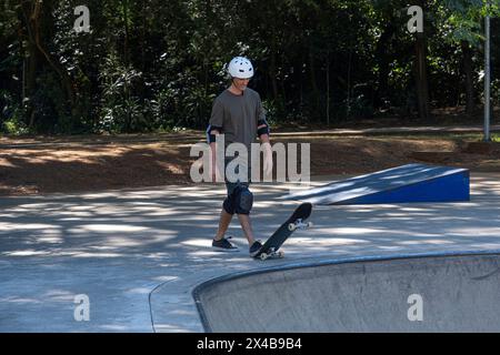 Skateboarder brésilien de 54 ans s'amusant dans un skate Park par une journée ensoleillée 3. Banque D'Images