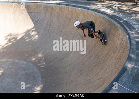 Skateboarder brésilien de 54 ans s'amusant dans un skate Park par une journée ensoleillée 16. Banque D'Images