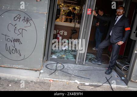 Un restaurant McDonalds est vu brisé pendant la manifestation. Des affrontements violents éclatent alors que des milliers de manifestants et de syndicats se rassemblent à Paris pour la Journée internationale des travailleurs de cette année. Cette année, une journée pour célébrer les travailleurs et la classe ouvrière, voit une poursuite des manifestations contre la direction du président Macron. De violents affrontements ont éclaté alors que les anticapitalistes ont rejoint la marche, se livrer à des batailles de rue avec la police anti-émeute ; lancer des briques, des bouteilles et briser des vitrines. La police a réagi avec des charges de gaz lacrymogènes et de matraque. (Photo Christopher Walls/SOPA images/SIPA USA) Banque D'Images