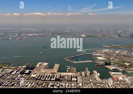 Vue aérienne du front de mer de Brooklyn et du port de New York en avril 2024 Banque D'Images