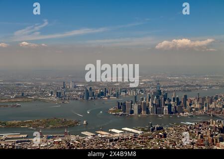 Vue aérienne du port de New York, du front de mer de Brooklyn et du centre-ville de Manhattan avec Jersey City en arrière-plan en avril 2024 Banque D'Images