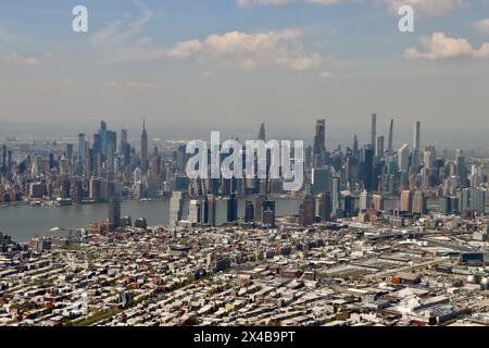 Vue aérienne de long Island City avec Midtown Manhattan en arrière-plan, avril 2024 Banque D'Images
