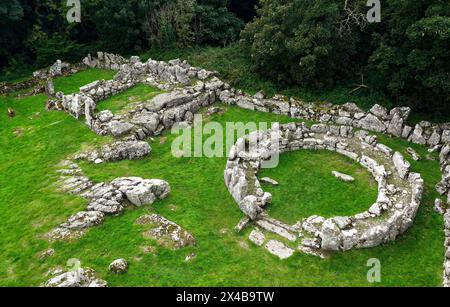 DIN Lligwy village romain de l'âge du fer celtique près de Moelfre, Anglesey, nord du pays de Galles, Royaume-Uni. L'une des fondations circulaires de la cabane en pierre Banque D'Images