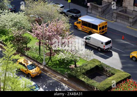 Arbres et greens dans le centre de Park avenue entre East 83rd et East 84th Street sur le côté est supérieur de Manhattan, New York Banque D'Images