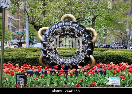 Sculpture de Betsabeé Romero dans un jardin de tulipes au centre de Park avenue, dans le nord-est de Manhattan, en avril 2024 Banque D'Images