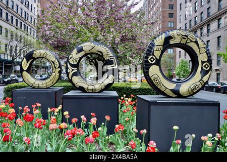 Sculpture de Betsabeé Romero dans un jardin de tulipes au centre de Park avenue, dans le nord-est de Manhattan, en avril 2024 Banque D'Images