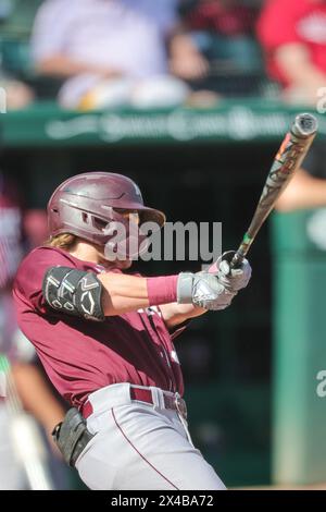 1er mai 2024 : Nick Rodriguez #3 de Missouri State regarde pour voir où une balle avec laquelle il a été en contact finira alors qu'il termine son swing. L'Arkansas bat le Missouri State 8-5 à Fayetteville, AR. Richey Miller/CSM(image crédit : © Richey Miller/Cal Sport Media) Banque D'Images