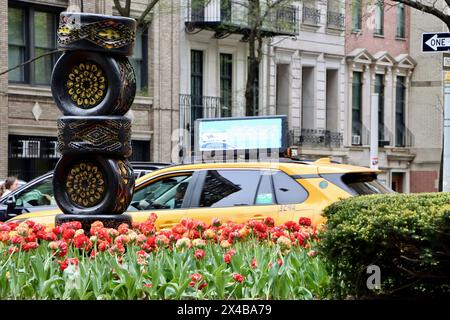 Sculpture de Betsabeé Romero dans un jardin de tulipes au centre de Park avenue, dans le nord-est de Manhattan, en avril 2024 Banque D'Images