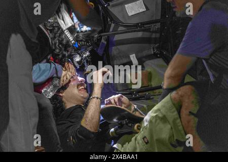 30 avril 2024, Los Angeles, Californie, États-Unis : un homme a les yeux rincés après avoir été aspergé de poivre. Les contre-manifestants pro-israéliens se sont affrontés avec des manifestants pro-palestiniens qui ont installé un campement près de Royce Hall à UCLA à Los Angeles, Calif. L'émeute a duré des heures dans la nuit du 30 avril jusqu'au matin du 1er mai, jusqu'à l'arrivée de quelques centaines d'agents de police, dont la police universitaire, la California Highway Patrol, la LAPD et la police de Beverly Hills. Les manifestants brandissaient des bâtons et d'autres objets comme des parapluies, se battaient, abaisissaient des barrières, lançaient des feux d'artifice, spr Banque D'Images