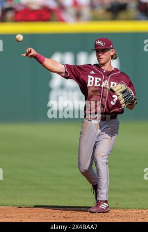 1er mai 2024 : L'infidieur de l'État du Missouri Nick Rodriguez #3 retourne la balle vers le premier. L'Arkansas bat le Missouri State 8-5 à Fayetteville, AR. Richey Miller/CSM Banque D'Images