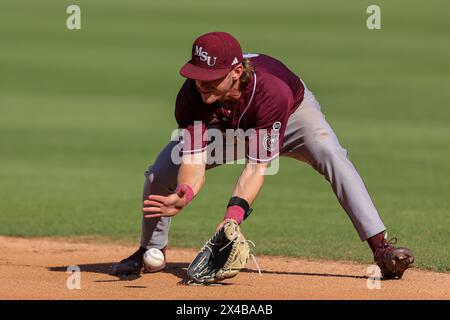 1er mai 2024 : Nick Rodriguez #3 de l'État du Missouri descend le terrain une balle rebondissante touchée vers lui. L'Arkansas bat le Missouri State 8-5 à Fayetteville, AR. Richey Miller/CSM(image crédit : © Richey Miller/Cal Sport Media) Banque D'Images