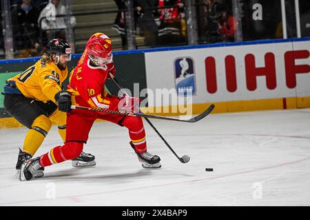 Vilnius, Lituanie. 1er mai 2024. Zheng Mingju (R) de Chine tire sur la rondelle lors d'un match du groupe B entre la Chine et la Lituanie au Championnat mondial de hockey sur glace 2024 de l'IIHF, Division I, à Vilnius, en Lituanie, le 1er mai 2024. Crédit : Alfredas Pliadis/Xinhua/Alamy Live News Banque D'Images