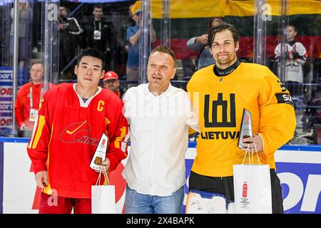 Vilnius, Lituanie. 1er mai 2024. Les Chinois Chen Zimeng (G) et les Lituaniens Mantas Armalis (d) reçoivent les trophées du meilleur joueur du match après un match du groupe B entre la Chine et la Lituanie au Championnat mondial de hockey sur glace 2024 de l’IIHF, Division I, à Vilnius, Lituanie, le 1er mai 2024. Crédit : Alfredas Pliadis/Xinhua/Alamy Live News Banque D'Images