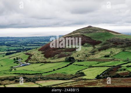 Mynydd Carnguwch Round Barrow. Cairn en pierre préhistorique massif de l'âge du bronze très visible au sommet de la colline de Mynydd Carnguwch, péninsule de Llyn, pays de Galles Banque D'Images