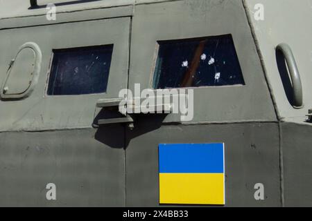 Des trous de balles sont vus sur le pare-brise d'un véhicule blindé fabriqué en Ukraine exposé à l'exposition de trophées militaires à Moscou. Une exposition d'équipements militaires de trophées capturés par des militaires russes pendant la guerre russo-ukrainienne, connue sous le nom d'opération militaire spéciale en Russie, a ouvert dans le Parc de la victoire à Moscou le 1er mai 2024. Des équipements militaires endommagés, détruits et capturés des pays de l'OTAN et de l'Ukraine sont exposés au public russe. La guerre russo-ukrainienne a commencé le 24 février 2024. Depuis lors, les pays de l'OTAN fournissent de l'eau à l'armée ukrainienne Banque D'Images