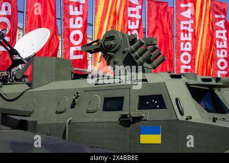 Des trous de balles sont vus sur le pare-brise d'un véhicule blindé fabriqué en Ukraine exposé à l'exposition de trophées militaires à Moscou. Une exposition d'équipements militaires de trophées capturés par des militaires russes pendant la guerre russo-ukrainienne, connue sous le nom d'opération militaire spéciale en Russie, a ouvert dans le Parc de la victoire à Moscou le 1er mai 2024. Des équipements militaires endommagés, détruits et capturés des pays de l'OTAN et de l'Ukraine sont exposés au public russe. La guerre russo-ukrainienne a commencé le 24 février 2024. Depuis lors, les pays de l'OTAN fournissent de l'eau à l'armée ukrainienne Banque D'Images