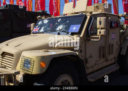 Des trous de balle sont visibles sur le pare-brise d'un Husky TSV, une variante du véhicule de mobilité d'infanterie MXT-MVA fourni à l'Ukraine par le Royaume-Uni. Une exposition d'équipements militaires de trophées capturés par des militaires russes pendant la guerre russo-ukrainienne, connue sous le nom d'opération militaire spéciale en Russie, a ouvert dans le Parc de la victoire à Moscou le 1er mai 2024. Des équipements militaires endommagés, détruits et capturés des pays de l'OTAN et de l'Ukraine sont exposés au public russe. La guerre russo-ukrainienne a commencé le 24 février 2024. Depuis lors, les pays de l'OTAN fournissent des armes à l'armée ukrainienne. Banque D'Images