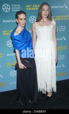 Sarah Paulson et Ella Beatty assistent au 49e Chaplin Award en l'honneur de Jeff Bridges au Lincoln Center de New York le 29 avril 2024 Banque D'Images