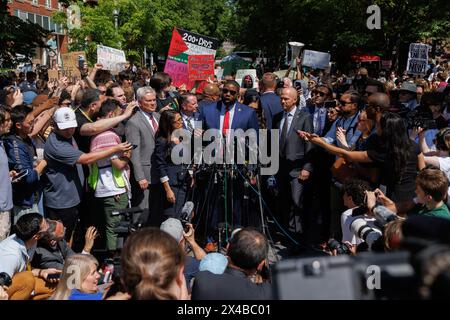 Washington, États-Unis d'Amérique. 01 mai 2024. Le représentant des États-Unis Byron Donalds (républicain de Floride) prend la parole lors d'une conférence de presse alors que des manifestants sont vus derrière lui, après avoir visité un campement pro-palestinien sur le campus de l'Université George Washington, à Washington DC, le mercredi 1er mai 2024 crédit : Aaron Schwartz/CNP/Sipa USA crédit : Sipa USA/Alamy Live News Banque D'Images