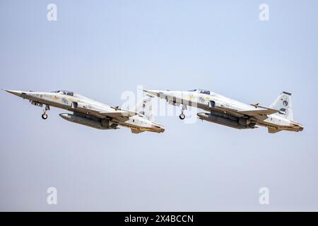 Un avion F-5E de la Force aérienne de la République de Corée (ROK) avec la 18e escadre de chasse décolle de la base aérienne de Kunsan, Corée du Sud, le 25 avril 2024. Korea Flying TR Banque D'Images