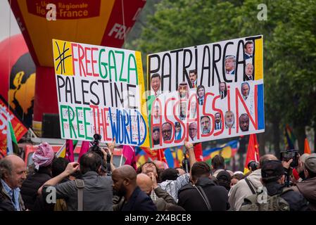 Paris, France. 01 mai 2024. Un manifestant tient des pancartes avant le début de la manifestation à Paris, en France. Des milliers de personnes ont célébré la fête du travail à Paris, en France. Syndicats, ONG et partis de gauche se sont réunis pour marcher de la place de la République à la place de la Nation. La manifestation est devenue violente en peu de temps. Crédit : SOPA images Limited/Alamy Live News Banque D'Images