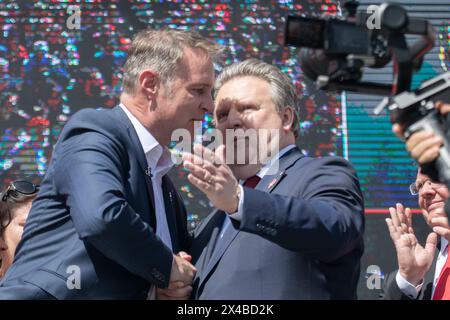 Vienne, Autriche. 01 mai 2024. Österreich ; WIEN ; 20240501 ; Vorsitzender der Sozialdemokratische Partei Österreich (SPÖ) Andreas Babler (L.) und Wiener Bürgermeister Michael Ludwig an der Bühne während der Tag der Arbeit Feier vor dem Rathaus in Wien am 01. Mai 2024. - 20240501 PD4638 crédit : APA-PictureDesk/Alamy Live News Banque D'Images