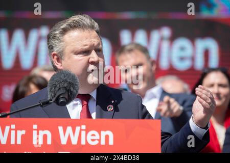 Vienne, Autriche. 01 mai 2024. Österreich ; WIEN ; 20240501 ; Vorsitzender der Sozialdemokratische Partei Österreich (SPÖ) Andreas Babler (R.) und Wiener Bürgermeister Michael Ludwig an der Bühne während der Tag der Arbeit Feier vor dem Rathaus in Wien am 01. Mai 2024. - 20240501 PD4637 crédit : APA-PictureDesk/Alamy Live News Banque D'Images