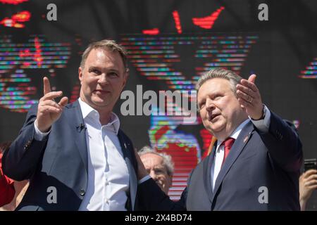 Vienne, Autriche. 01 mai 2024. Österreich ; WIEN ; 20240501 ; Vorsitzender der Sozialdemokratische Partei Österreich (SPÖ) Andreas Babler (L.) und Wiener Bürgermeister Michael Ludwig an der Bühne während der Tag der Arbeit Feier vor dem Rathaus in Wien am 01. Mai 2024. - 20240501 PD4645 crédit : APA-PictureDesk/Alamy Live News Banque D'Images