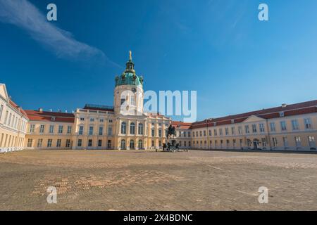 Berlin, Allemagne - 19 juillet 2022 : façade du palais de Charlottenburg (Schloss) le palais d'été baroque avec jardin Banque D'Images