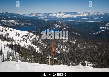 Photo du panneau de piste intermédiaire Lake View près de Mt. Télésiège Lincoln Express au Sugar Bowl Resort, avec le lac donner en arrière-plan. Banque D'Images