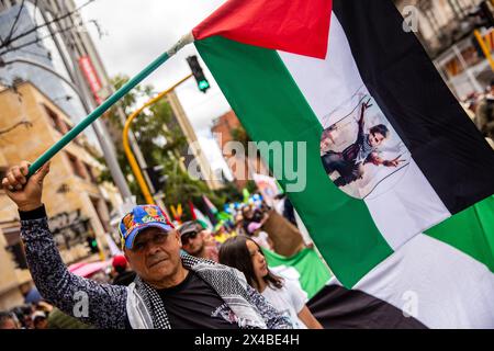 Les démostrates portent la bannière palestinienne pendant la marche massive du 1er mai à Bogotá, où le président colombien Gustavo Petro a déclaré la fin des relations diplomatiques avec Israël. (Photo par Antonio Cascio/SOPA images/SIPA USA) crédit : SIPA USA/Alamy Live News Banque D'Images