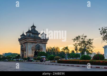 Vientiane Laos, coucher de soleil sur la ville à Patuxai (Patuxay) le plus célèbre point de repère de Vientiane Banque D'Images