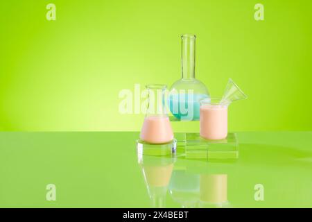 Thème de laboratoire avec des équipements de laboratoire contenant du liquide de couleur affiché sur un podium transparent sur un fond vert. Vue avant, espace pour afficher cosmétique pro Banque D'Images