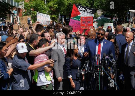 Washington, Vereinigte Staaten. 01 mai 2024. Le représentant des États-Unis Byron Donalds (républicain de Floride) prend la parole lors d'une conférence de presse alors que des manifestants sont vus derrière lui, après avoir visité un campement pro-palestinien sur le campus de l'Université George Washington, à Washington DC, le mercredi 1er mai 2024 crédit : Aaron Schwartz/CNP/dpa/Alamy Live News Banque D'Images