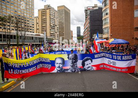 Les partisans du président colombien Gustavo Petro portent une bannière du M-19, le groupe rebelle auquel Petro participait à une marche massive du 1er mai à Bogotá, où le président colombien Gustavo Petro déclarait la fin des relations diplomatiques avec Israël. Crédit : SOPA images Limited/Alamy Live News Banque D'Images