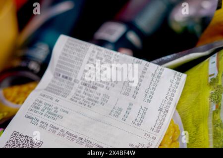 Ivinhema, Brésil. 01 mai 2024. Facture d'achat montrant les prix de divers produits dans un supermarché au Brésil. (Photo de Rafael Henrique/SOPA images/SIPA USA) crédit : SIPA USA/Alamy Live News Banque D'Images