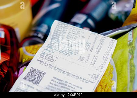 Ivinhema, Brésil. 01 mai 2024. Facture d'achat montrant les prix de divers produits dans un supermarché au Brésil. Crédit : SOPA images Limited/Alamy Live News Banque D'Images