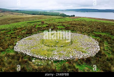 Plate-forme Brenig Cairn alias Brenig 51. Un des Cairns préhistoriques de Brenig au-dessus du réservoir de Llyn Brenig dans le Denbighshire, pays de Galles. 2000 BC site de crémation Banque D'Images