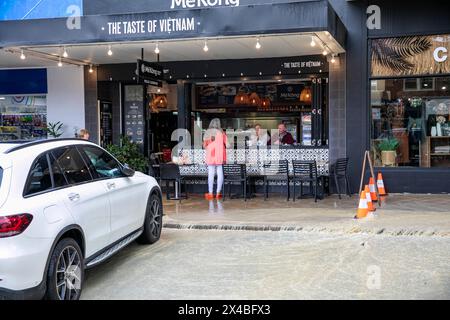 Jeudi 2 mai 2024, suite à de fortes pluies à travers Sydney et la Nouvelle-Galles du Sud, le village de Sydney d'Avalon Beach a été partiellement inondé suite à un blocage de conduite d'eau, la compagnie de services publics de Sydney a assisté à la scène tandis que les résidents fermaient leurs magasins ou utilisaient des sacs de sable pour détourner l'eau, Sydney, Nouvelle-Galles du Sud, Australie. Credit Martin Berry @ Alamy Live news. Banque D'Images