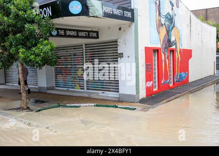 Jeudi 2 mai 2024, suite à de fortes pluies à travers Sydney et la Nouvelle-Galles du Sud, le village de Sydney d'Avalon Beach a été partiellement inondé suite à un blocage de conduite d'eau, la compagnie de services publics de Sydney a assisté à la scène tandis que les résidents fermaient leurs magasins ou utilisaient des sacs de sable pour détourner l'eau, Sydney, Nouvelle-Galles du Sud, Australie. Credit Martin Berry @ Alamy Live news. Banque D'Images