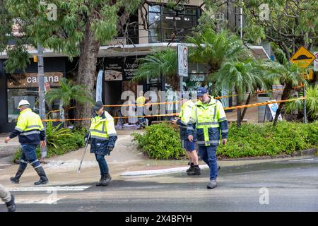 Jeudi 2 mai 2024, suite à de fortes pluies à travers Sydney et la Nouvelle-Galles du Sud, le village de Sydney d'Avalon Beach a été partiellement inondé suite à un blocage de conduite d'eau, la compagnie de services publics de Sydney a assisté à la scène tandis que les résidents fermaient leurs magasins ou utilisaient des sacs de sable pour détourner l'eau, Sydney, Nouvelle-Galles du Sud, Australie. Credit Martin Berry @ Alamy Live news. Banque D'Images