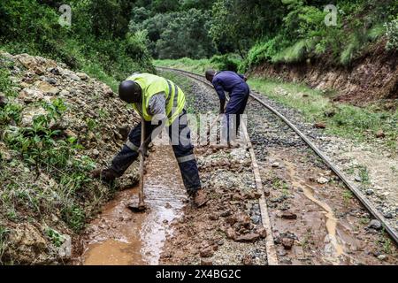 Kiambu, Kenya. 01 mai 2024. Les travailleurs nettoient les débris emportés sur la ligne de chemin de fer par des glissements de boue suite à de fortes précipitations à Kijabe, à 50 km au nord-ouest de Nairobi. Les fortes pluies qui continuent d'être à l'origine d'inondations généralisées au Kenya. (Photo de James Wakibia/SOPA images/SIPA USA) crédit : SIPA USA/Alamy Live News Banque D'Images