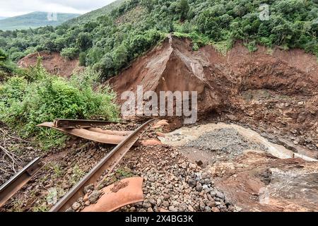 Kiambu, Kenya. 01 mai 2024. Une vue de la ligne de chemin de fer détruite après un tunnel en amont bloqué par des débris rapidement remplis d'eau, entraînant une perte d'intégrité du mur et des inondations qui ont causé des pertes tragiques en vies humaines, des blessures et d'importants dommages matériels en aval. Les fortes pluies qui continuent d'être à l'origine d'inondations généralisées au Kenya. (Photo de James Wakibia/SOPA images/SIPA USA) crédit : SIPA USA/Alamy Live News Banque D'Images