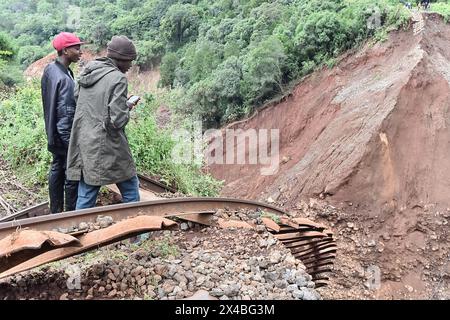 Kiambu, Kenya. 01 mai 2024. Les gens regardent la ligne de chemin de fer détruite après un tunnel en amont bloqué par des débris rapidement remplis d'eau, ce qui a entraîné une perte de l'intégrité des murs et des inondations qui ont causé des pertes tragiques en vies humaines, des blessures et d'importants dommages matériels en aval. Les fortes pluies qui continuent d'être à l'origine d'inondations généralisées au Kenya. (Photo de James Wakibia/SOPA images/SIPA USA) crédit : SIPA USA/Alamy Live News Banque D'Images